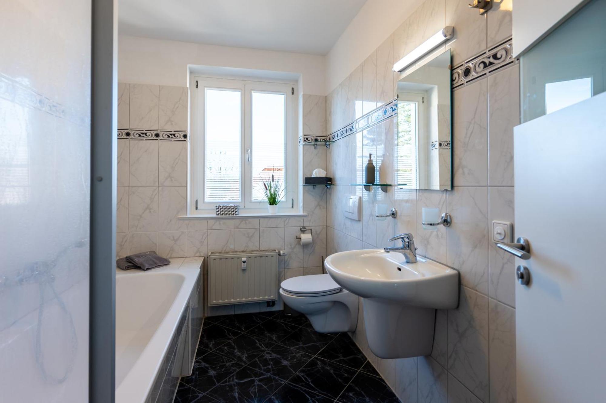 Doppelhaus- Villa Leipzig Schleussig , Moderner Altbau Apartment Dachetage Mit 2 Schlafzimmern Und Separatem Zusatzzimmer , Parkplatz - Balkon - Kamin - Eicheparkett - Arbeitsplatz Екстериор снимка