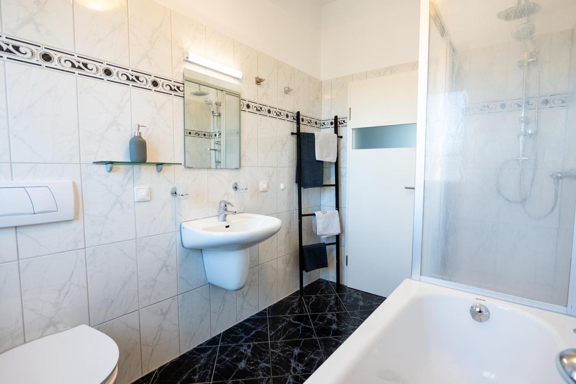 Doppelhaus- Villa Leipzig Schleussig , Moderner Altbau Apartment Dachetage Mit 2 Schlafzimmern Und Separatem Zusatzzimmer , Parkplatz - Balkon - Kamin - Eicheparkett - Arbeitsplatz Екстериор снимка