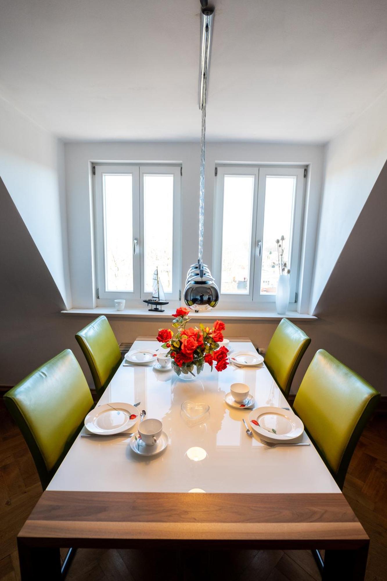 Doppelhaus- Villa Leipzig Schleussig , Moderner Altbau Apartment Dachetage Mit 2 Schlafzimmern Und Separatem Zusatzzimmer , Parkplatz - Balkon - Kamin - Eicheparkett - Arbeitsplatz Екстериор снимка