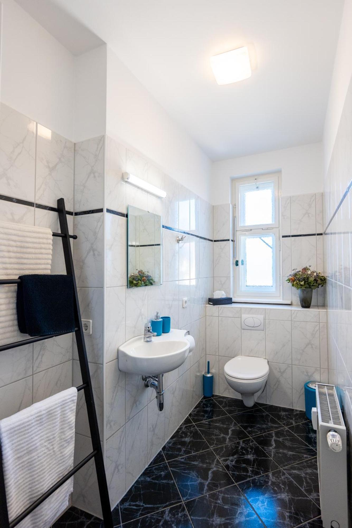 Doppelhaus- Villa Leipzig Schleussig , Moderner Altbau Apartment Dachetage Mit 2 Schlafzimmern Und Separatem Zusatzzimmer , Parkplatz - Balkon - Kamin - Eicheparkett - Arbeitsplatz Екстериор снимка