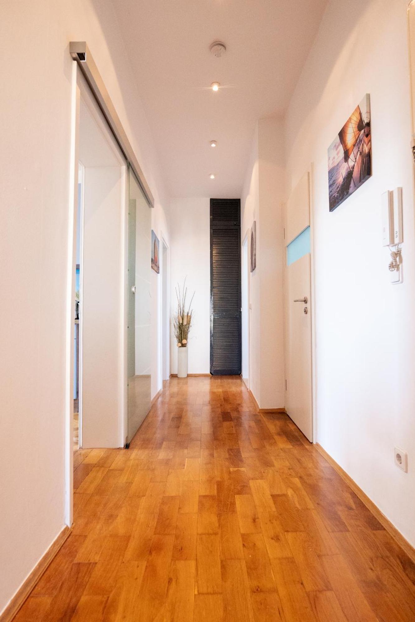 Doppelhaus- Villa Leipzig Schleussig , Moderner Altbau Apartment Dachetage Mit 2 Schlafzimmern Und Separatem Zusatzzimmer , Parkplatz - Balkon - Kamin - Eicheparkett - Arbeitsplatz Екстериор снимка