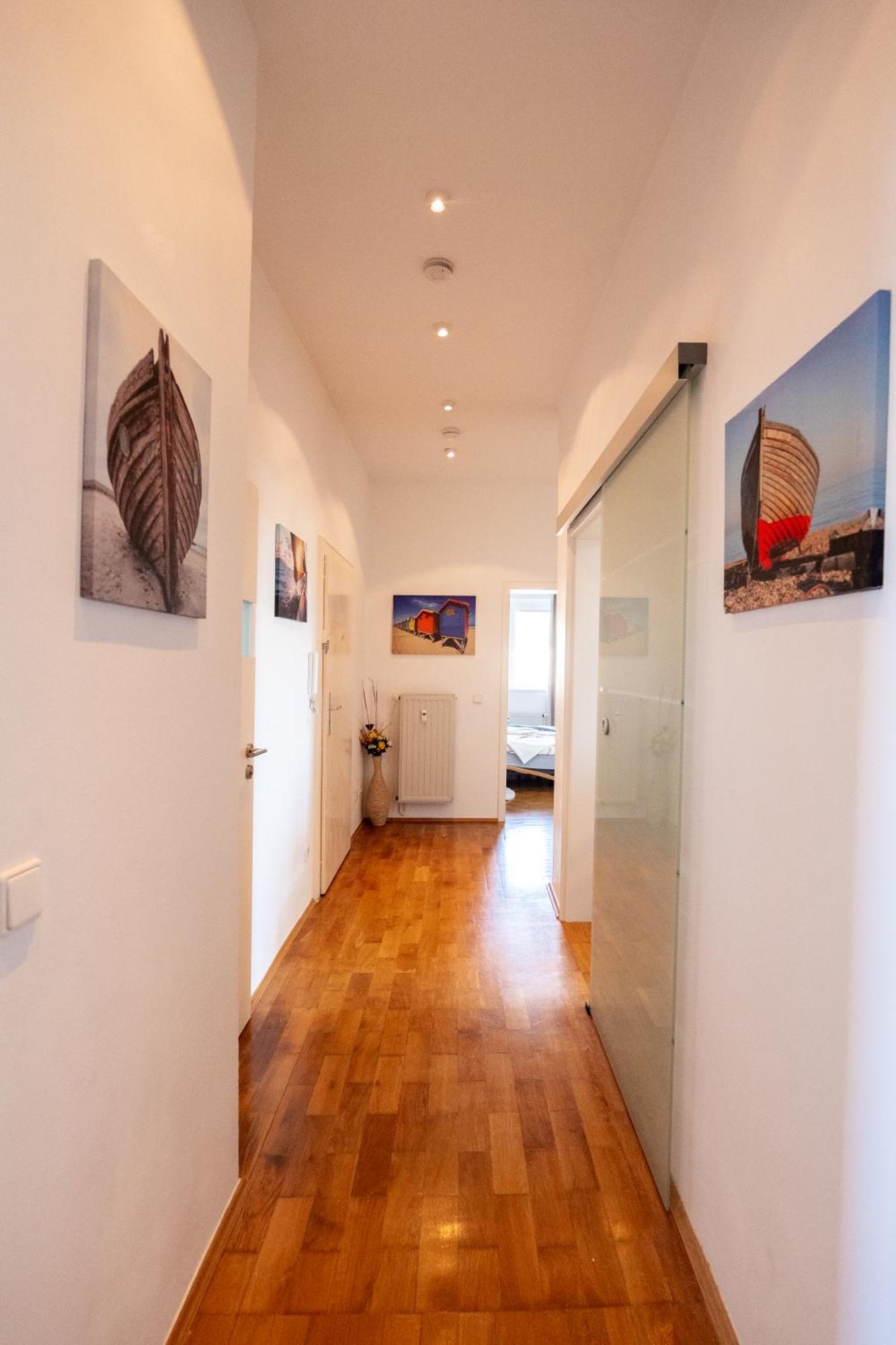 Doppelhaus- Villa Leipzig Schleussig , Moderner Altbau Apartment Dachetage Mit 2 Schlafzimmern Und Separatem Zusatzzimmer , Parkplatz - Balkon - Kamin - Eicheparkett - Arbeitsplatz Екстериор снимка