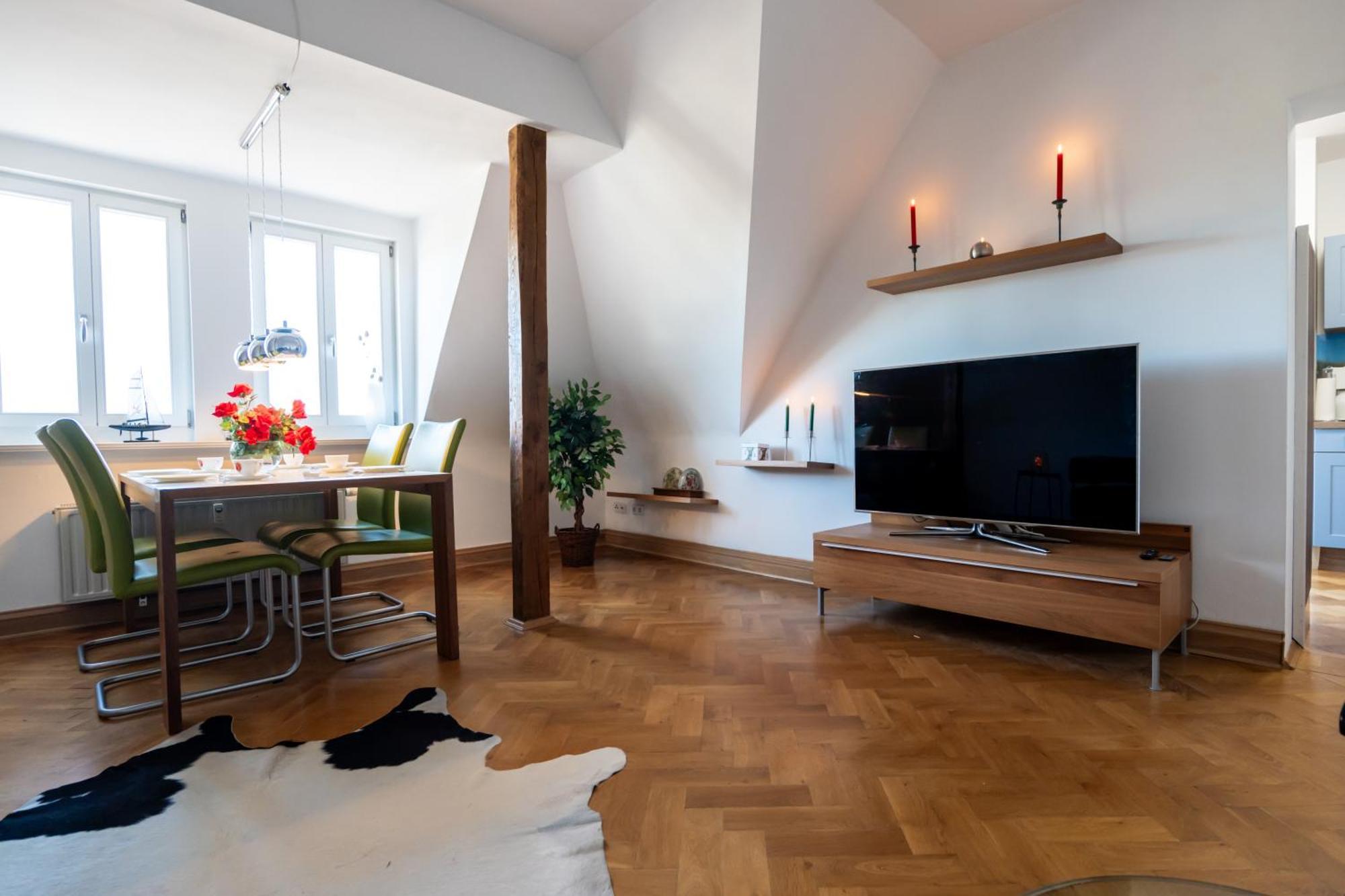 Doppelhaus- Villa Leipzig Schleussig , Moderner Altbau Apartment Dachetage Mit 2 Schlafzimmern Und Separatem Zusatzzimmer , Parkplatz - Balkon - Kamin - Eicheparkett - Arbeitsplatz Екстериор снимка