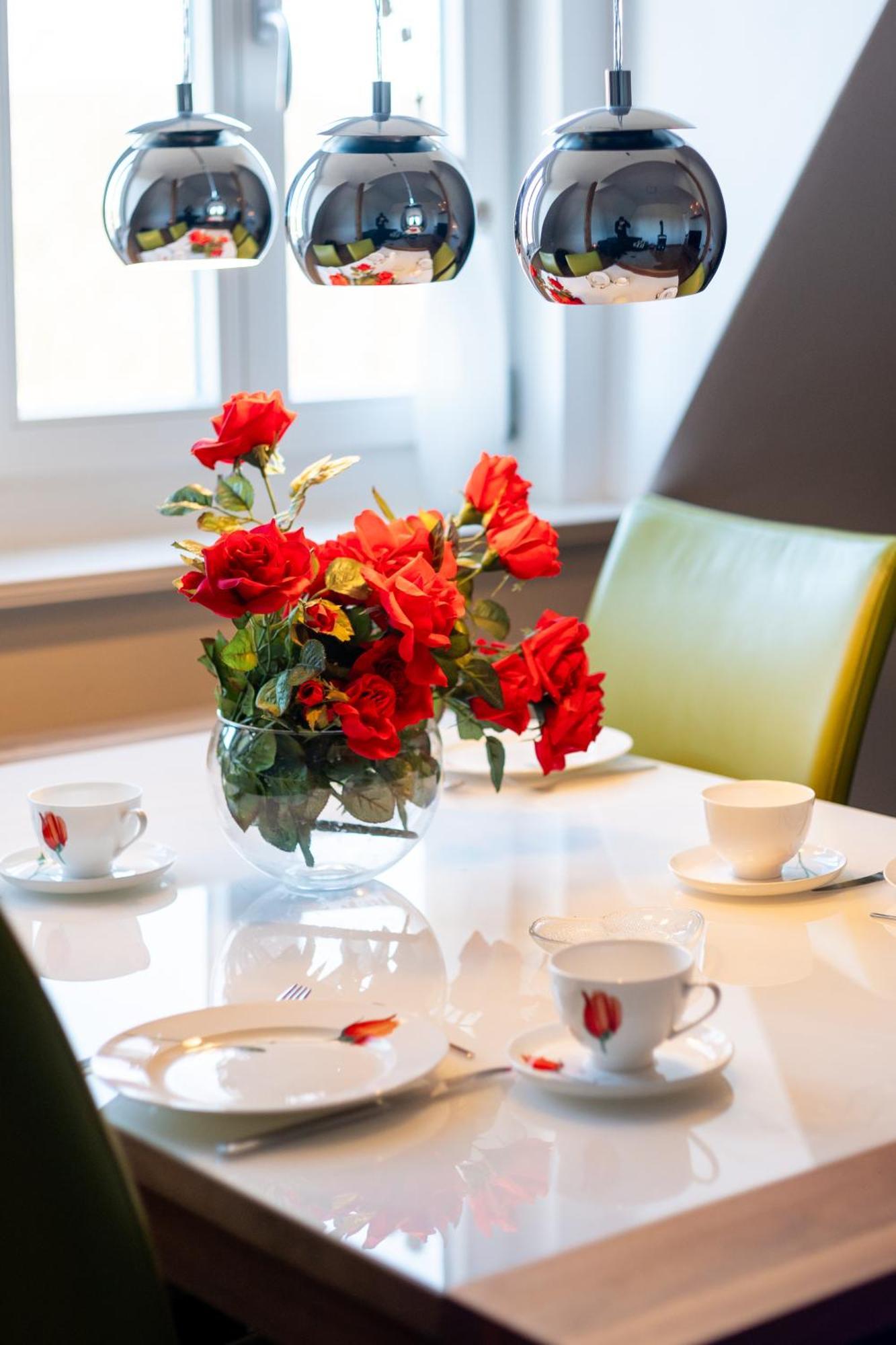Doppelhaus- Villa Leipzig Schleussig , Moderner Altbau Apartment Dachetage Mit 2 Schlafzimmern Und Separatem Zusatzzimmer , Parkplatz - Balkon - Kamin - Eicheparkett - Arbeitsplatz Екстериор снимка
