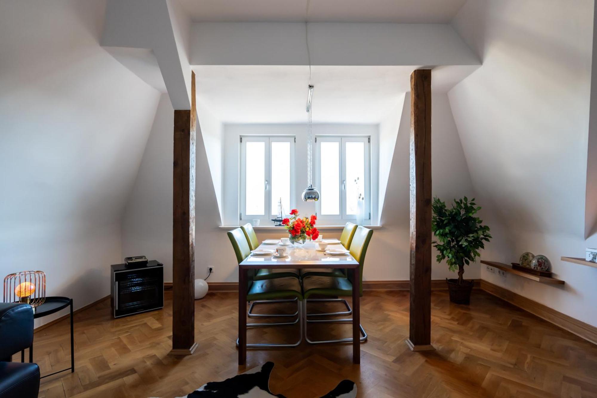 Doppelhaus- Villa Leipzig Schleussig , Moderner Altbau Apartment Dachetage Mit 2 Schlafzimmern Und Separatem Zusatzzimmer , Parkplatz - Balkon - Kamin - Eicheparkett - Arbeitsplatz Екстериор снимка