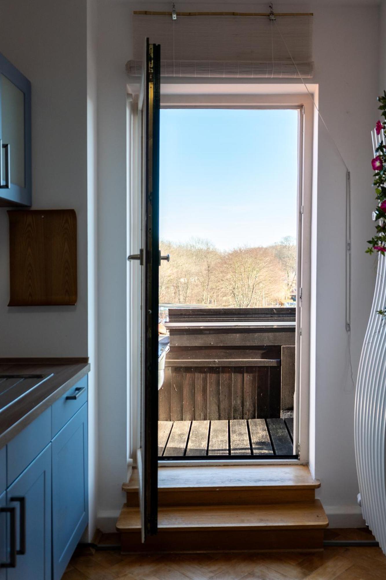Doppelhaus- Villa Leipzig Schleussig , Moderner Altbau Apartment Dachetage Mit 2 Schlafzimmern Und Separatem Zusatzzimmer , Parkplatz - Balkon - Kamin - Eicheparkett - Arbeitsplatz Екстериор снимка