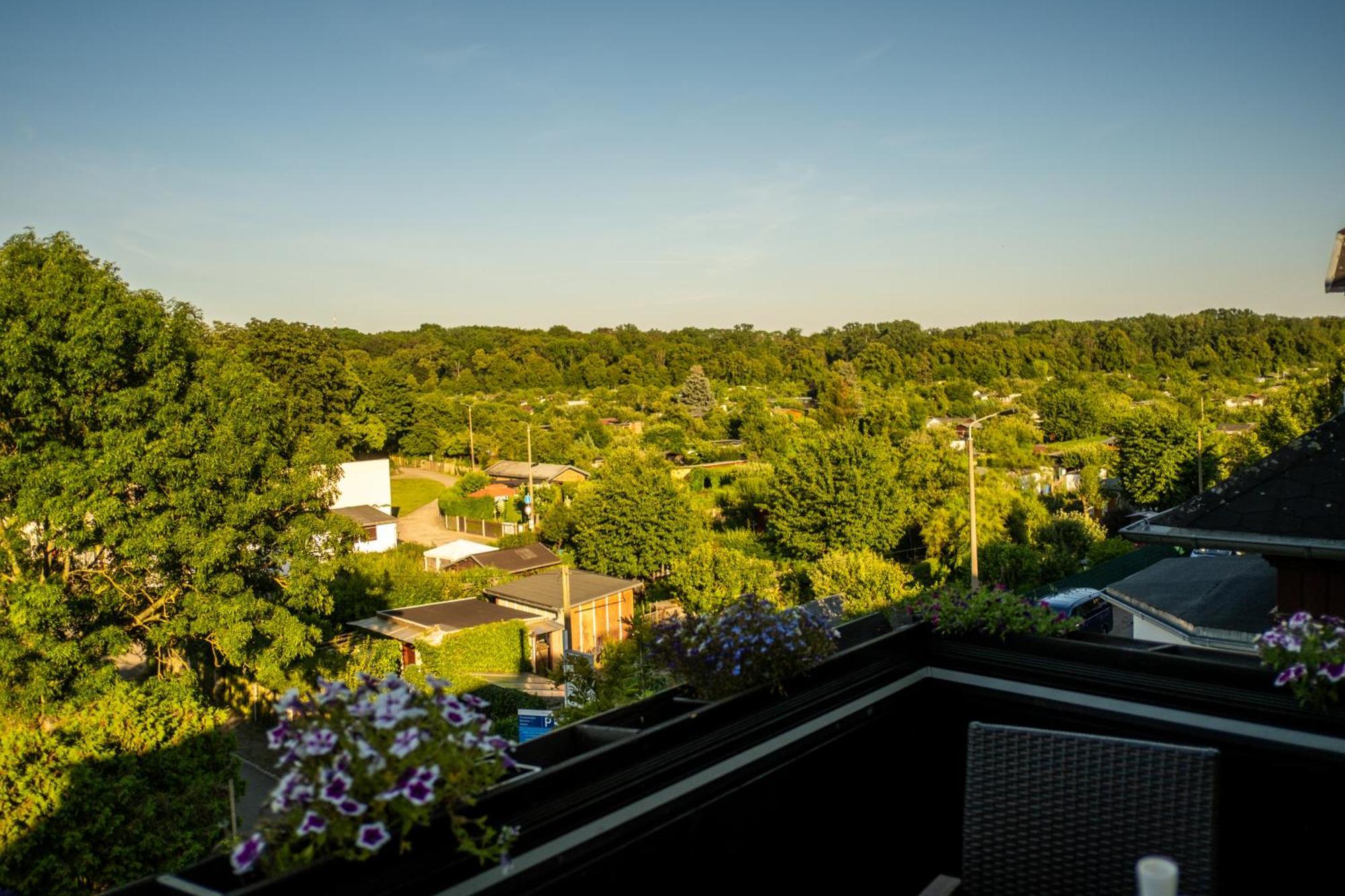 Doppelhaus- Villa Leipzig Schleussig , Moderner Altbau Apartment Dachetage Mit 2 Schlafzimmern Und Separatem Zusatzzimmer , Parkplatz - Balkon - Kamin - Eicheparkett - Arbeitsplatz Екстериор снимка