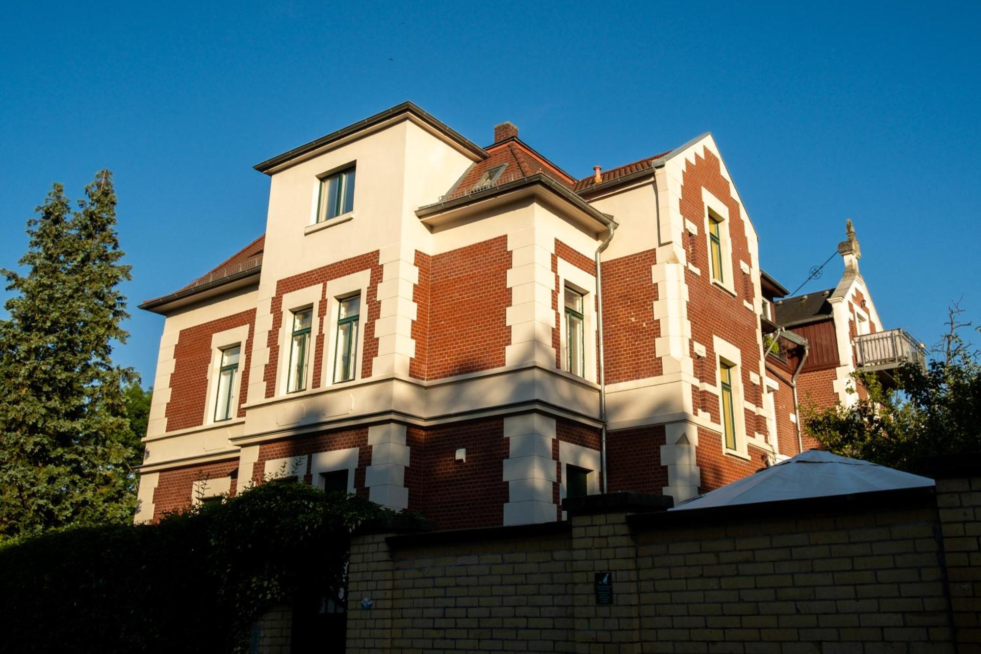 Doppelhaus- Villa Leipzig Schleussig , Moderner Altbau Apartment Dachetage Mit 2 Schlafzimmern Und Separatem Zusatzzimmer , Parkplatz - Balkon - Kamin - Eicheparkett - Arbeitsplatz Екстериор снимка