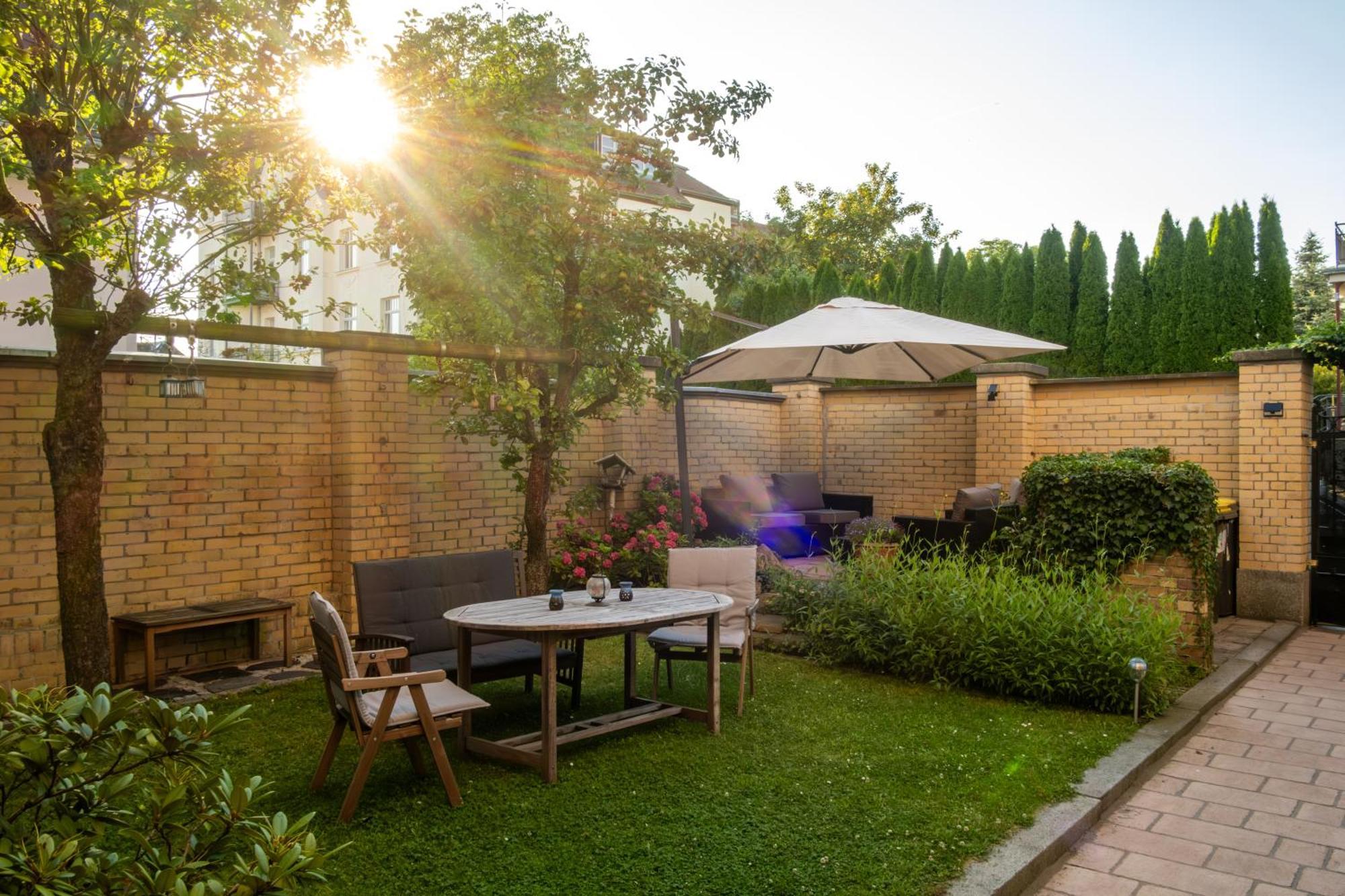 Doppelhaus- Villa Leipzig Schleussig , Moderner Altbau Apartment Dachetage Mit 2 Schlafzimmern Und Separatem Zusatzzimmer , Parkplatz - Balkon - Kamin - Eicheparkett - Arbeitsplatz Екстериор снимка